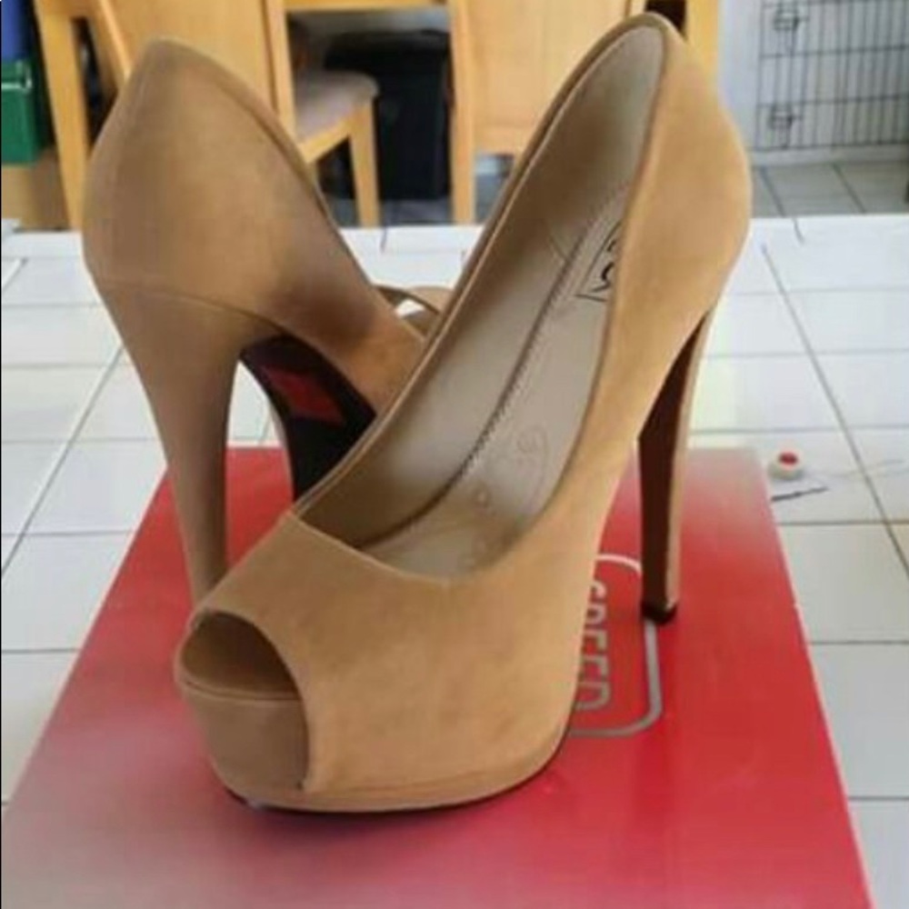 Speed limit 98 peep toe pumps size 6